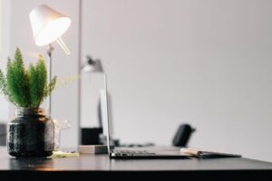Cómo organizar un espacio de trabajo eficiente en casa: consejos prácticos